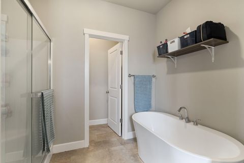 Tiny photo for 280 NW Double Eagle Avenue, Madras, OR 97741 (MLS # 220215101)