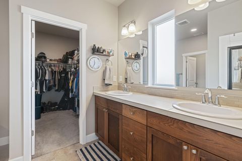 Tiny photo for 280 NW Double Eagle Avenue, Madras, OR 97741 (MLS # 220215101)