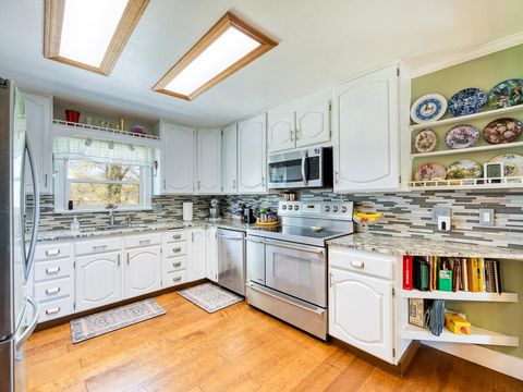 Tiny photo for 4650 Lower Klamath Lake Road, Klamath Falls, OR 97603 (MLS # 220211271)