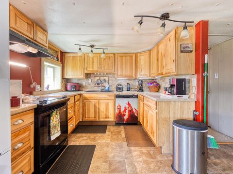Tiny photo for 4650 Lower Klamath Lake Road, Klamath Falls, OR 97603 (MLS # 220211271)
