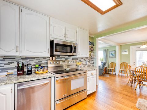 Tiny photo for 4650 Lower Klamath Lake Road, Klamath Falls, OR 97603 (MLS # 220211271)