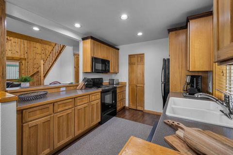 Tiny photo for 8811 Cliff Swallow Drive, Redmond, OR 97756 (MLS # 220217641)