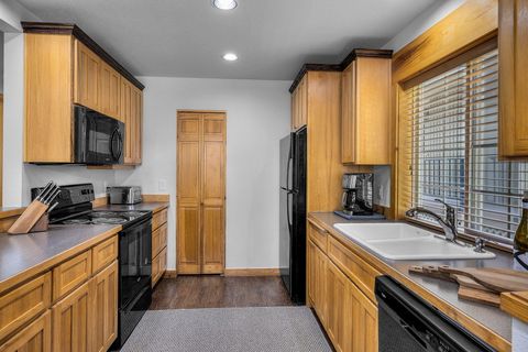 Tiny photo for 8811 Cliff Swallow Drive, Redmond, OR 97756 (MLS # 220217641)