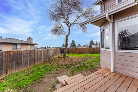 Tiny photo for 2203 NW Oxford Circle, Grants Pass, OR 97526 (MLS # 220212572)