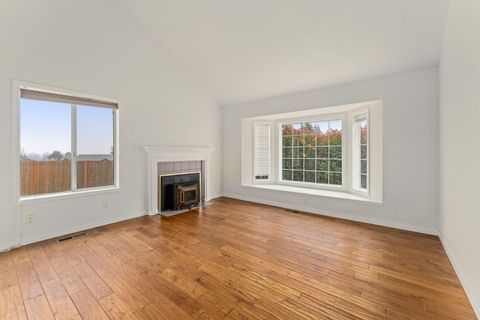 Tiny photo for 2203 NW Oxford Circle, Grants Pass, OR 97526 (MLS # 220212572)