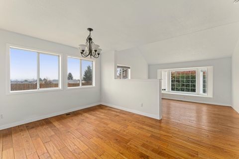 Tiny photo for 2203 NW Oxford Circle, Grants Pass, OR 97526 (MLS # 220212572)