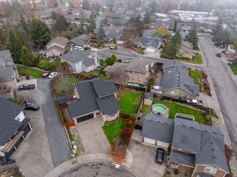 Tiny photo for 2203 NW Oxford Circle, Grants Pass, OR 97526 (MLS # 220212572)