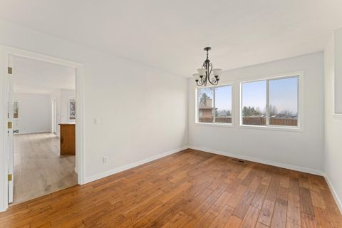 Tiny photo for 2203 NW Oxford Circle, Grants Pass, OR 97526 (MLS # 220212572)