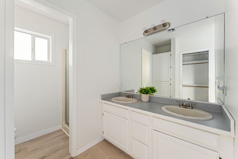 Tiny photo for 2203 NW Oxford Circle, Grants Pass, OR 97526 (MLS # 220212572)