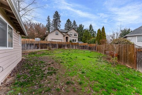 Tiny photo for 2203 NW Oxford Circle, Grants Pass, OR 97526 (MLS # 220212572)