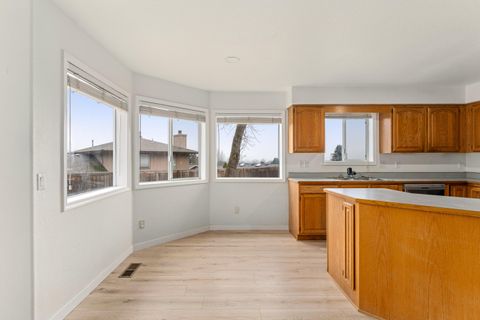 Tiny photo for 2203 NW Oxford Circle, Grants Pass, OR 97526 (MLS # 220212572)