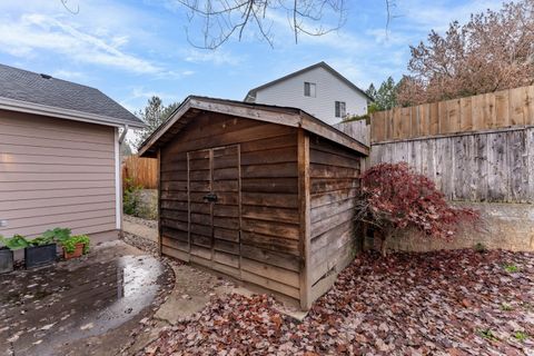 Tiny photo for 2203 NW Oxford Circle, Grants Pass, OR 97526 (MLS # 220212572)