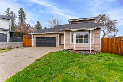Tiny photo for 2203 NW Oxford Circle, Grants Pass, OR 97526 (MLS # 220212572)