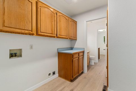 Tiny photo for 2203 NW Oxford Circle, Grants Pass, OR 97526 (MLS # 220212572)