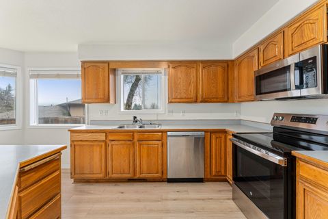 Tiny photo for 2203 NW Oxford Circle, Grants Pass, OR 97526 (MLS # 220212572)