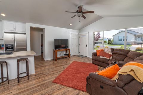 Tiny photo for 541 Sunrise Circle, Metolius, OR 97741 (MLS # 220202192)