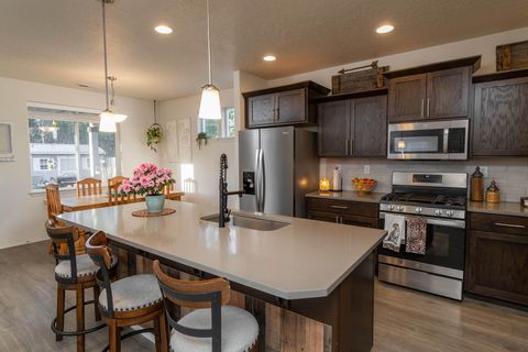 Tiny photo for 16614 Landing Court, La Pine, OR 97739 (MLS # 220220124)
