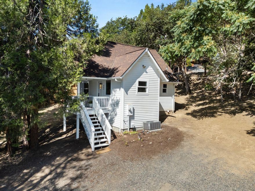 Have you been looking for that hard to find cottage in Jacksonville, that doesn't need a full re-haul? This 2013 custom build will quickly capture your attention with it's tall vaulted ceilings, real oak flooring, and incredible natural light. It's in a great location on the desirable south side of Jacksonville just a short distance to downtown, the Britt Amphitheater and Trail Access, yet feels *tucked away*.  Perfect for a vacation home, rental, or as this recent owner enjoyed a low maintenance primary dwelling.  Don't miss this rare gem with lots of value and potential!