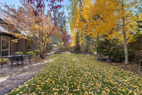 Tiny photo for 60798 Goldenwood Loop, Bend, OR 97702 (MLS # 220211514)