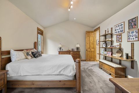 Tiny photo for 60798 Goldenwood Loop, Bend, OR 97702 (MLS # 220211514)