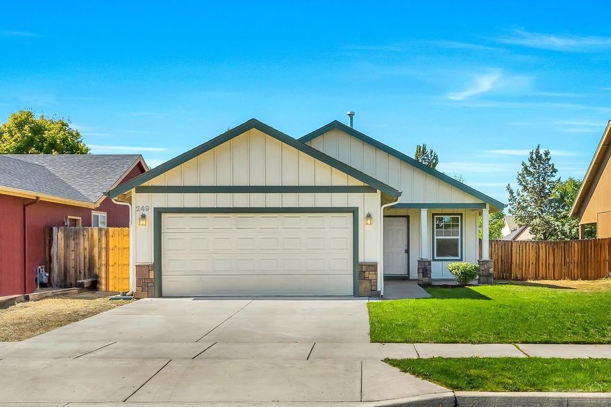 Charming 3bd/2bth single level home on a quiet, cul-de-sac street. Vaulted living room/kitchen area with slider to back patio. Fully fenced back yard ready for your personal touch! Attached two car garage with room for all your gear.