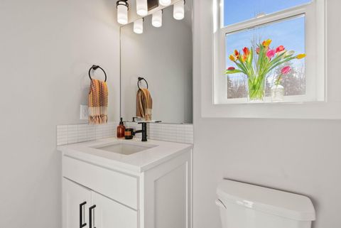 Tiny photo for 63204 NW Red Butte Court, Bend, OR 97703 (MLS # 220215730)