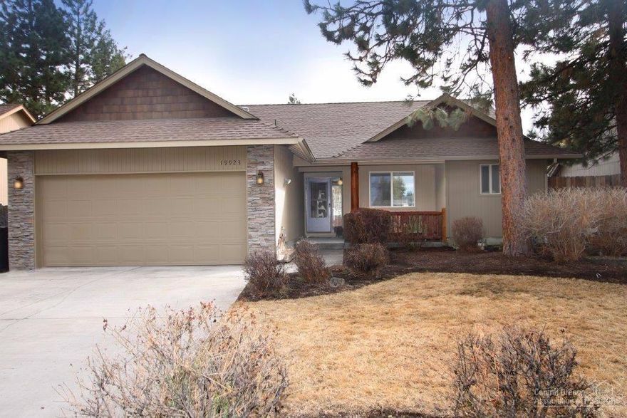 Enjoy this single level home in desirable Quail Pine Estates. Vaulted ceiling, great room w/cozy fireplace, open floor plan w/exposed wood beam. Separate master bedroom w/walk-in closet. Close to schools, park, River Trail & Old Mill District.