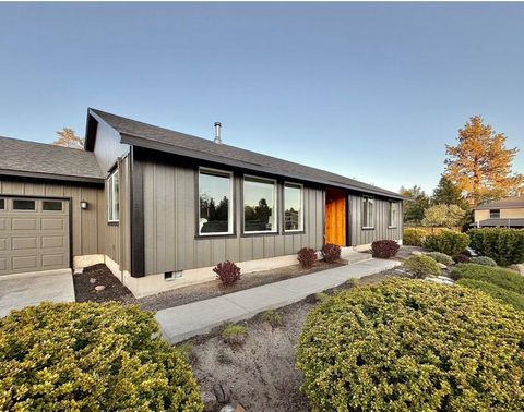 Photo of 3062 NW Kelly Hill Court, Bend, OR 97703 (MLS # 220220555)