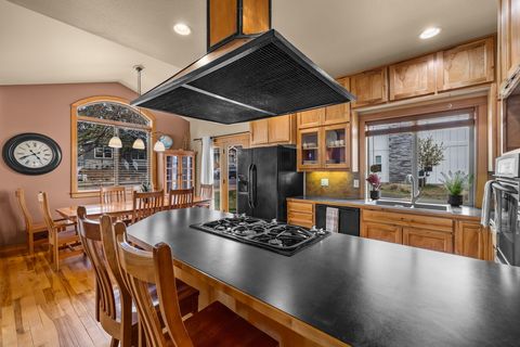 Tiny photo for 63222 Brad Street, Bend, OR 97701 (MLS # 220218406)