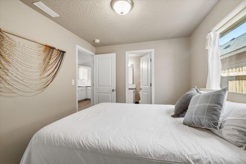 Tiny photo for 2565 NW Teak Avenue, Redmond, OR 97756 (MLS # 220213296)