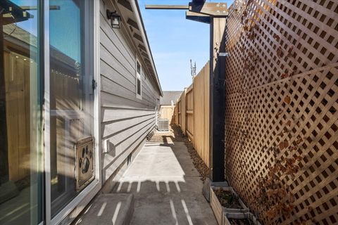 Tiny photo for 2565 NW Teak Avenue, Redmond, OR 97756 (MLS # 220213296)