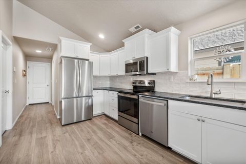 Tiny photo for 2565 NW Teak Avenue, Redmond, OR 97756 (MLS # 220213296)