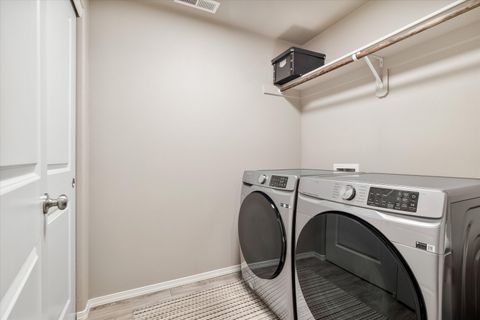 Tiny photo for 2565 NW Teak Avenue, Redmond, OR 97756 (MLS # 220213296)