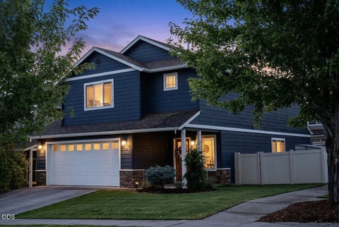 Photo of 633 SE Glengarry Place, Bend, OR 97702 (MLS # 220228734)