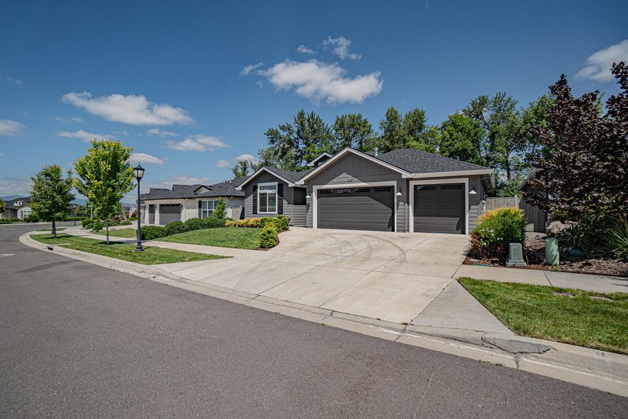 Great curb appeal and location in beautiful Stonegate Estates. Super clean and ready to move into. All bedrooms are carpeted. Open floor pan and large island kitchen counter with large walk-in pantry. Separate laundry room. Beautiful coffered ceiling details, gas fireplace in great room with coffered ceilings. All windows have window coverings.  Large master en-suite with granite counters and tiled shower. Large three car garage and private back yard.