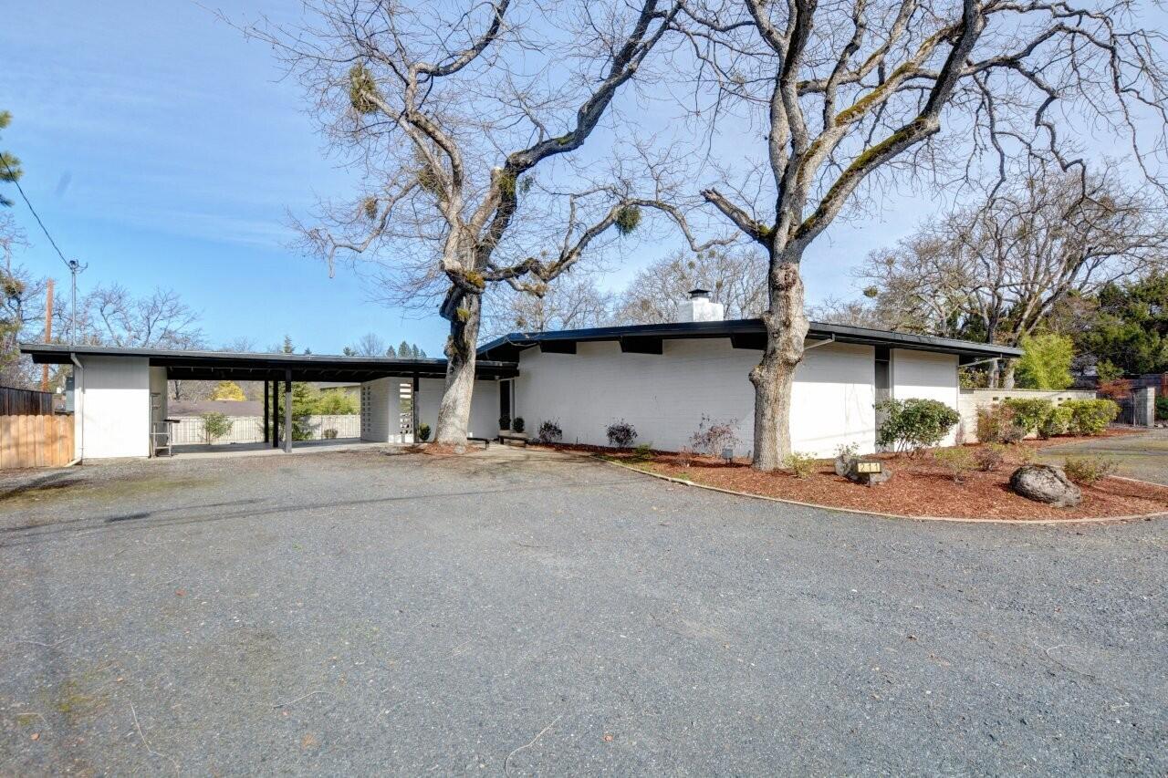 211 S Groveland Avenue