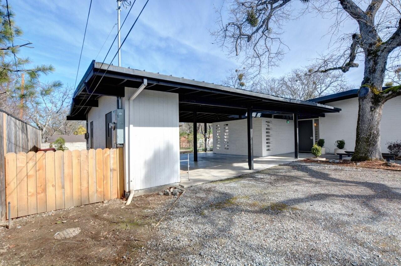 211 S Groveland Avenue