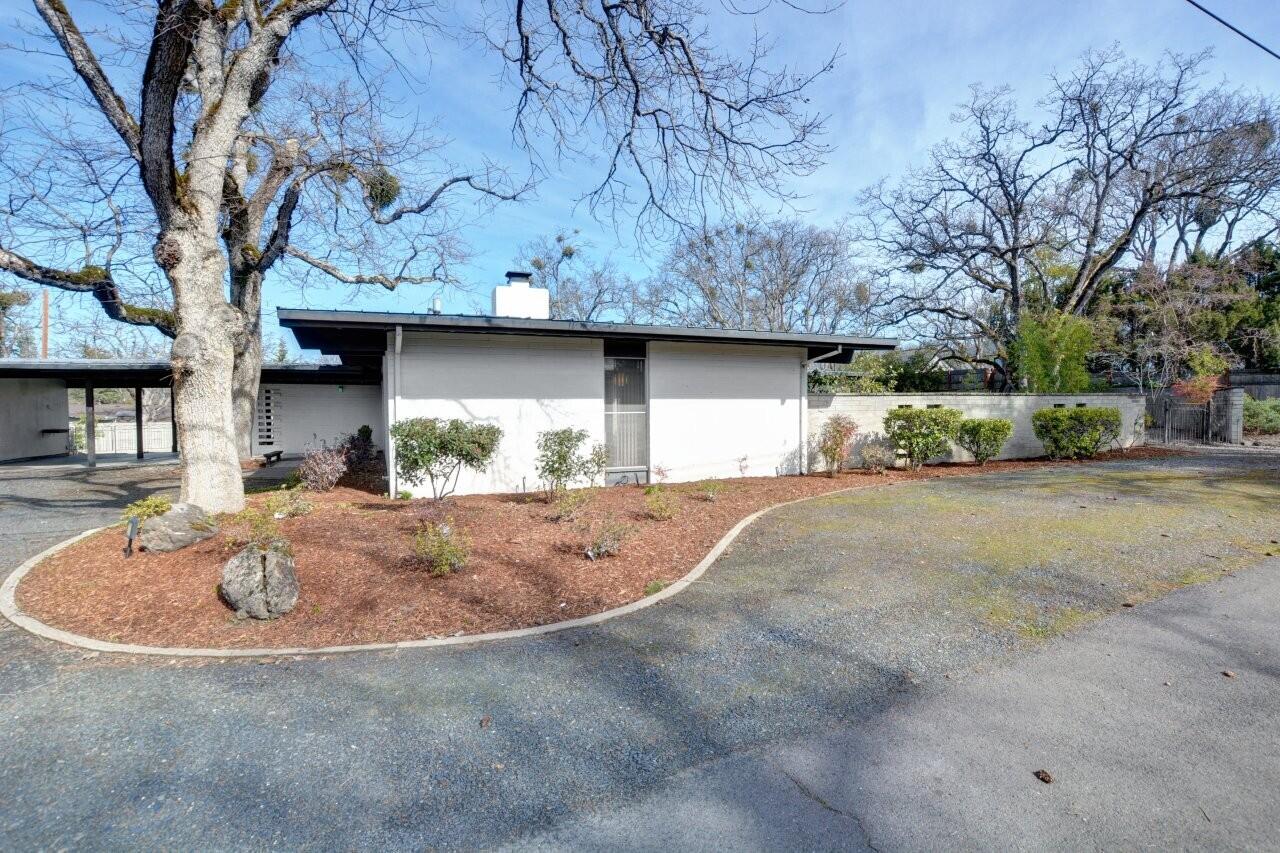 211 S Groveland Avenue