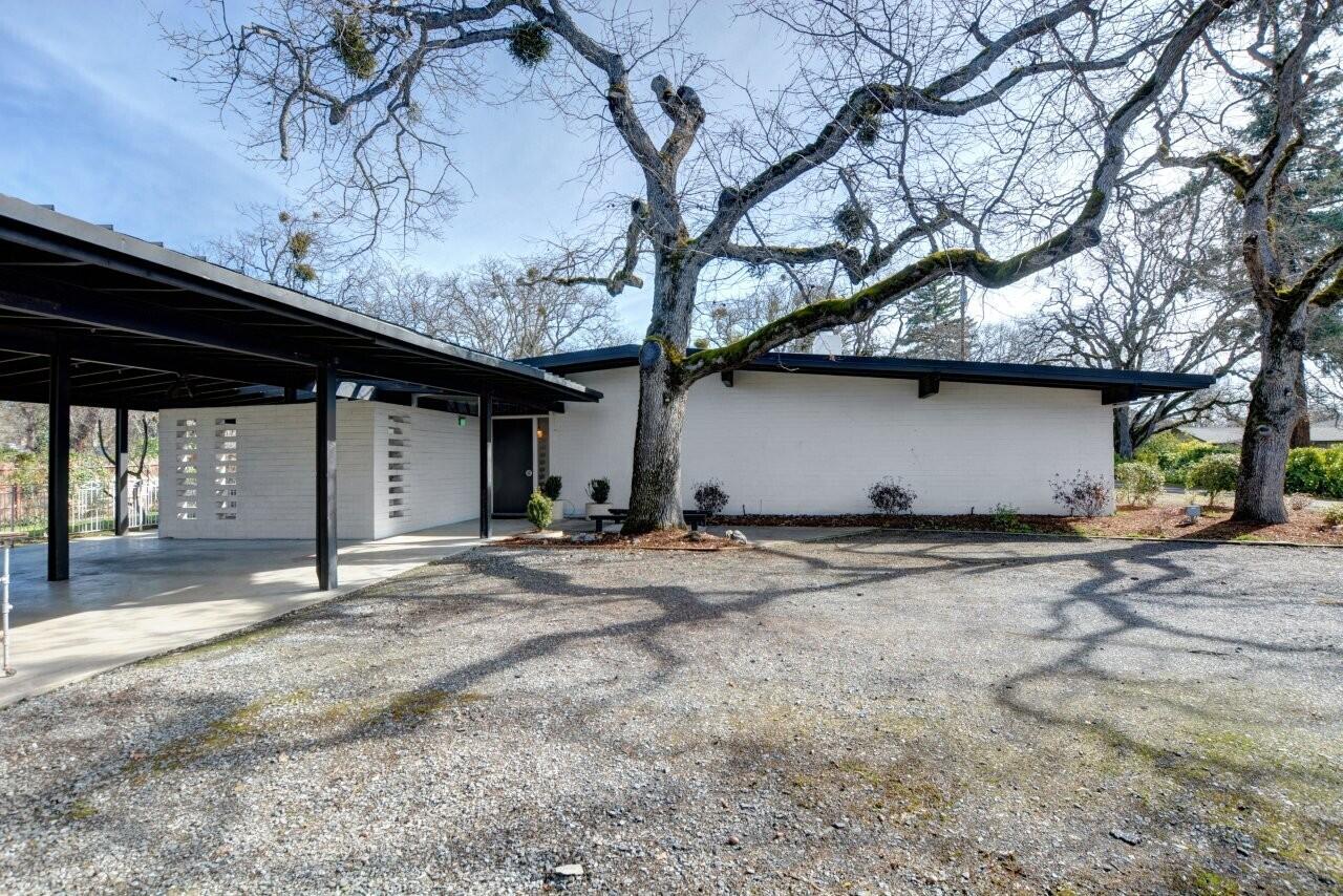 211 S Groveland Avenue