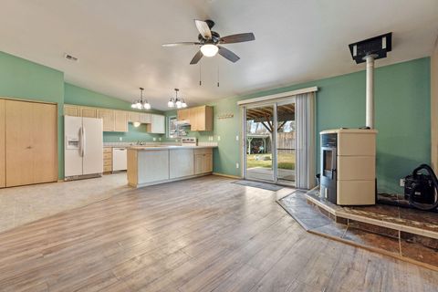 Tiny photo for 3465 Boardman Avenue, Klamath Falls, OR 97603 (MLS # 220217148)