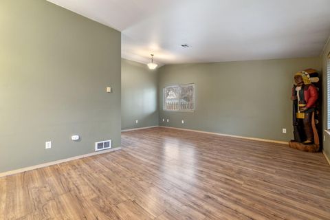 Tiny photo for 3465 Boardman Avenue, Klamath Falls, OR 97603 (MLS # 220217148)