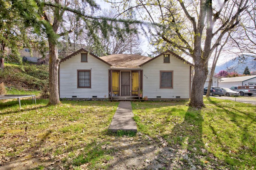 Nice cottage style home in Rogue River.  3 bedrooms, 1 bath with nice size living room and kitchen.  2 car detached garage on large lot.  A little love and this sweet home  will shine!