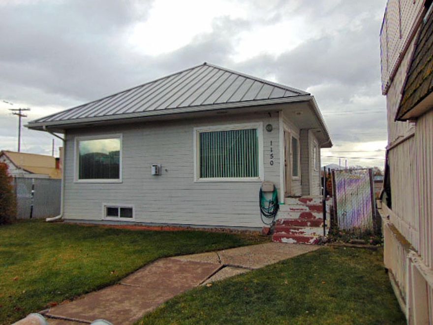 This 2 bedroom 1 bathroom upstairs and 2 bedroom 1 bathroom downstairs duplex has been recently updated. Has good rental history. Located within short walk to downtown.