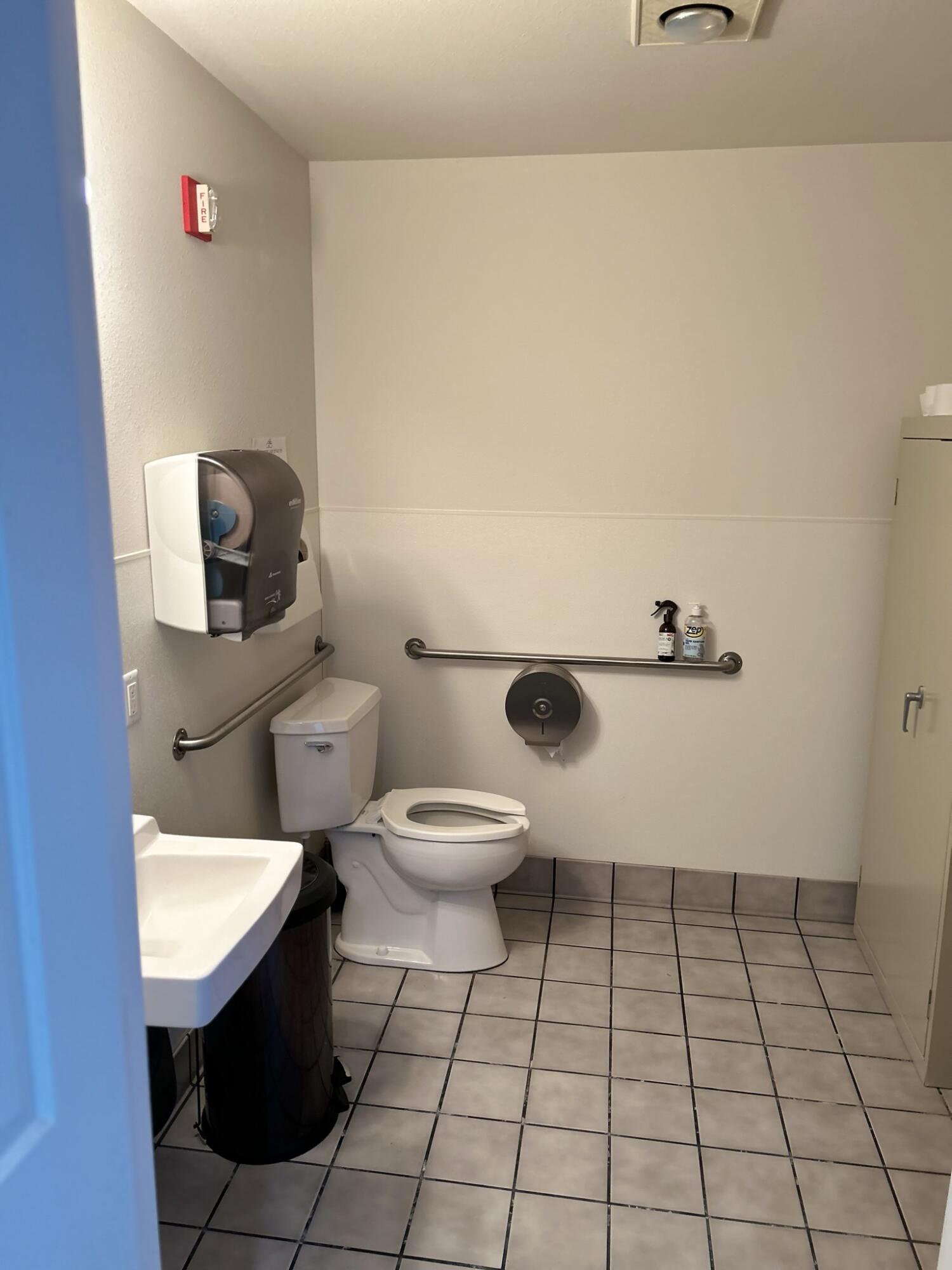 Main image without alt text