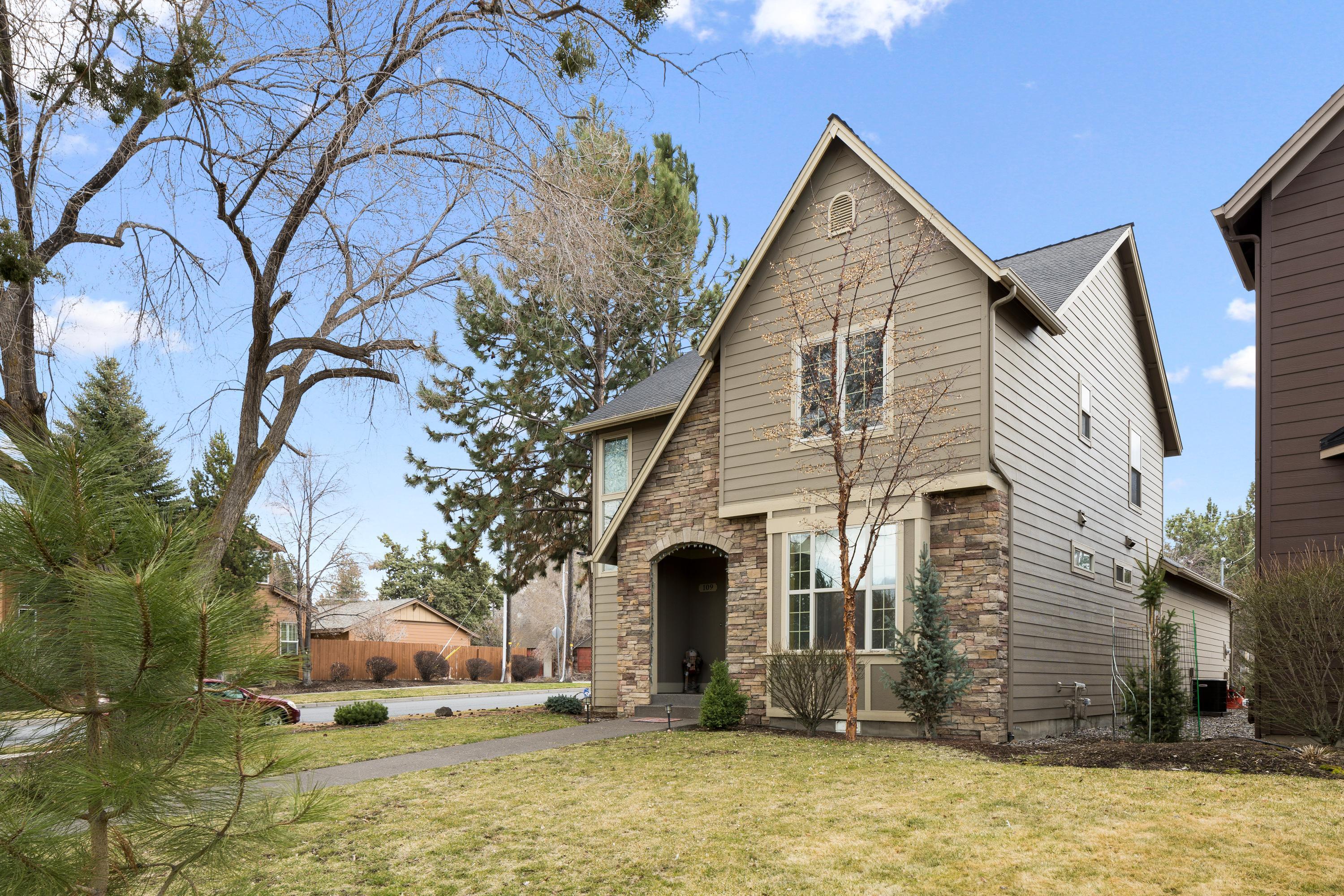 109 SW Taft Avenue