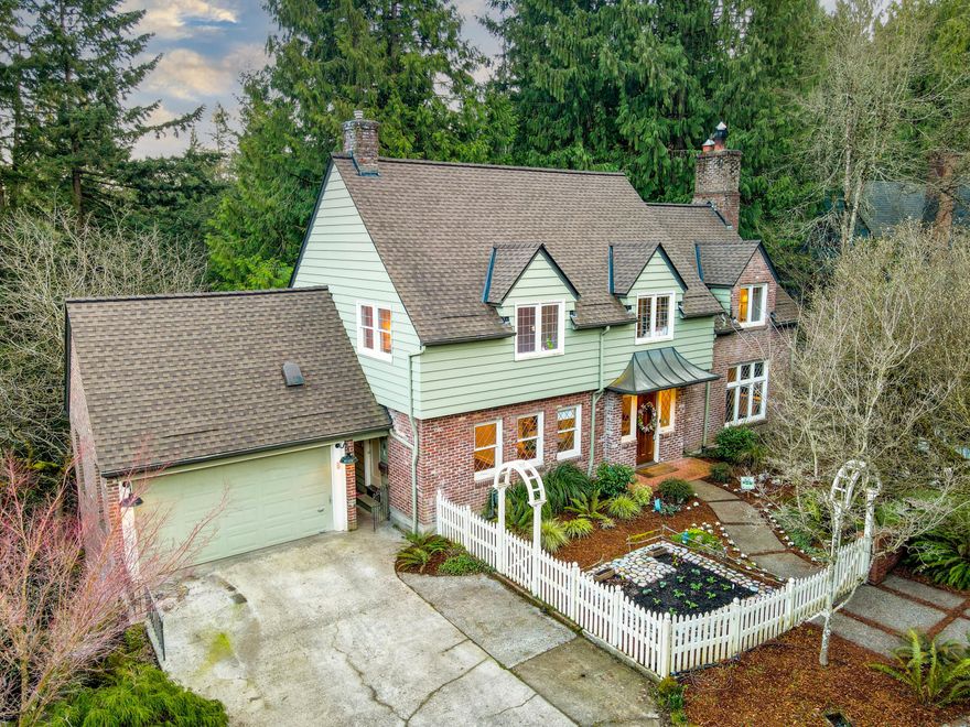 Stunning, updated home with flowing, open floorplan designed to entertain. Tranquil location on a charming, quiet street, backed by miles of forested hiking trails. Oversized, architectural windows create brightly lit spaces and private views into the forest canopy. Large, modern kitchen equipped with Wolf/Subzero appliance suite and oversized walnut island. A second, lower level en suite serves as a private guest retreat. Minutes to OHSU, Nob Hill shopping, Ainsworth Elem and Lincoln High. Home Energy Score: 5