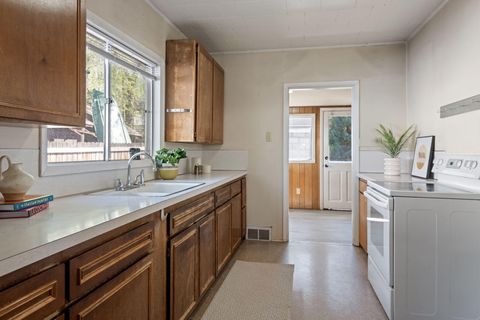 Tiny photo for 521 NW Georgia Avenue, Bend, OR 97703 (MLS # 220219520)