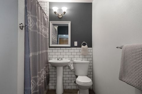 Tiny photo for 521 NW Georgia Avenue, Bend, OR 97703 (MLS # 220219520)