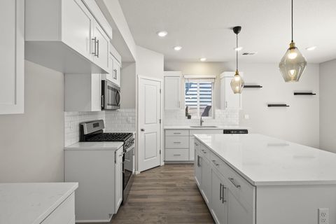 Tiny photo for 20625 SE Slate Avenue, Bend, OR 97702 (MLS # 220219991)