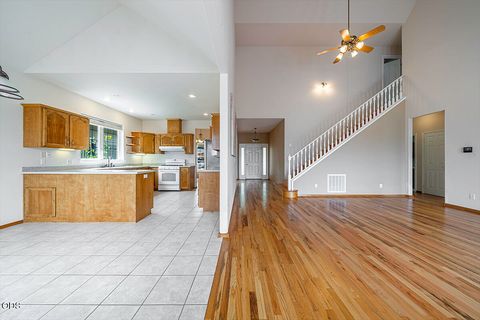 Tiny photo for 960 Oak Street, Ashland, OR 97520 (MLS # 220225931)